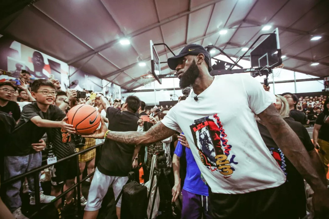 东契奇三双＆里夫斯状态不佳，湖人4分战胜76人（东契奇三双发威、里夫斯手感低迷，湖人险胜76人4分）