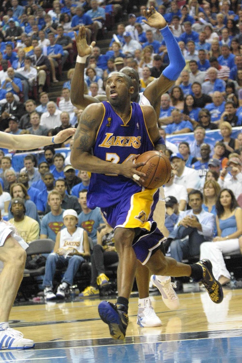 湖人惨败，詹姆斯赛后暗示球权分配有问题，没有打出团队篮球（湖人遭大败，詹姆斯赛后暗指球权失衡，团队配合乏力）