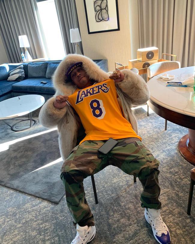 豪门俱乐部官宣主帅续约，合同长达三年（豪门球队官宣与主帅续约，三年长约达成）