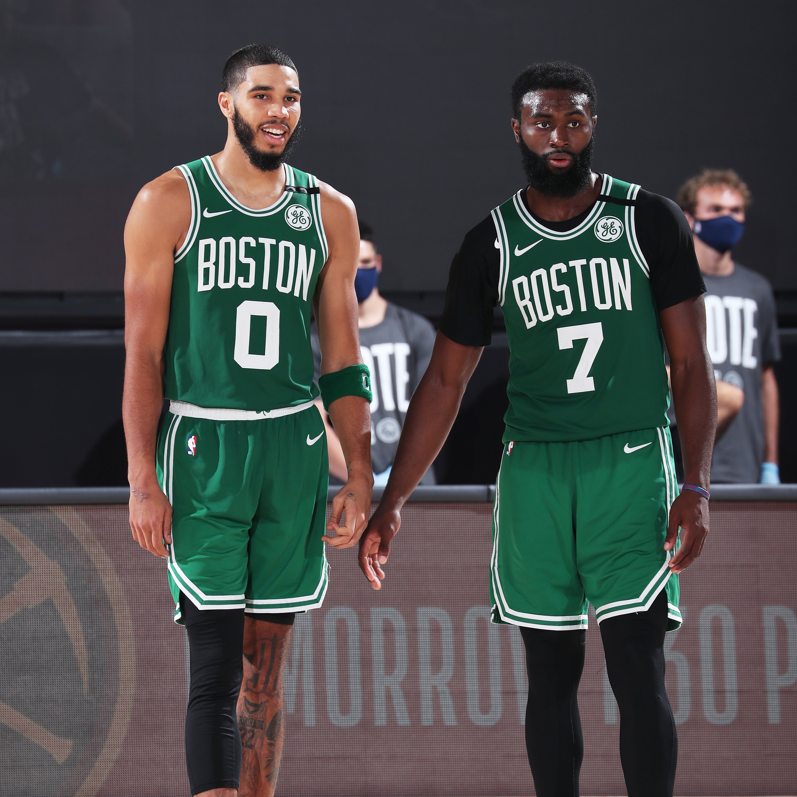 凯尔特人以138-129击败魔术，凭借高命中率和高效进攻取得关键胜利。（凯尔特人手感火热，138-129力克魔术拿下关键一战）