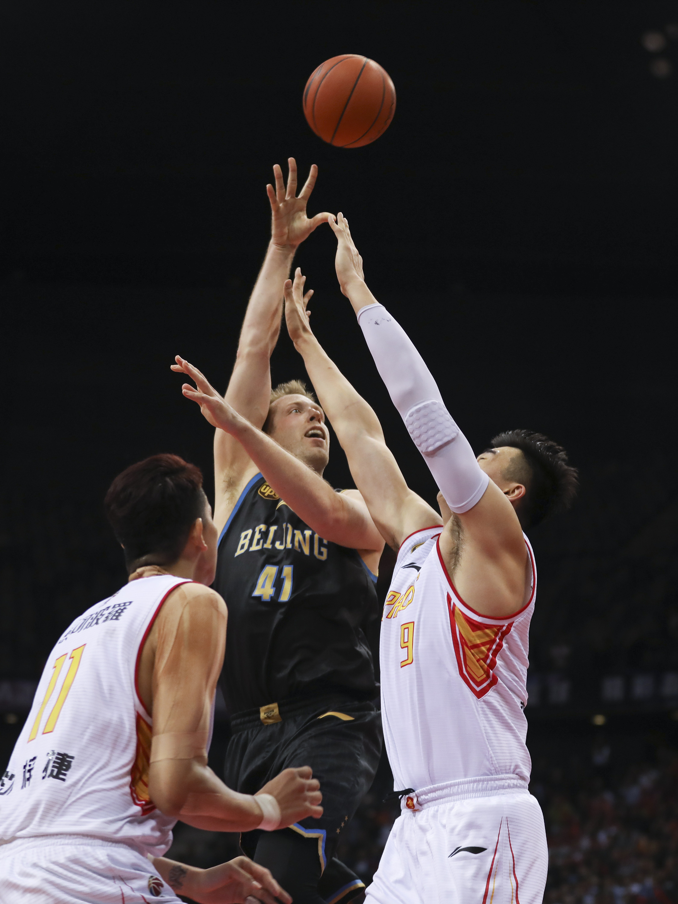 拉菲尼亚安慰弗里克？记者：输切尔西后弗里克感到精疲力竭（记者称：负于切尔西后弗里克疲惫不堪，拉菲尼亚上前安慰）