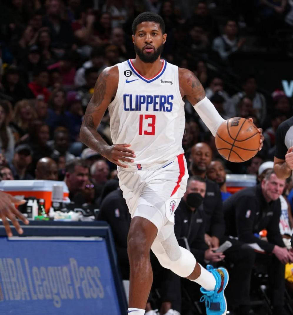 湖人浓眉哥篮下统治力助球队获胜（浓眉内线统治，湖人取胜）