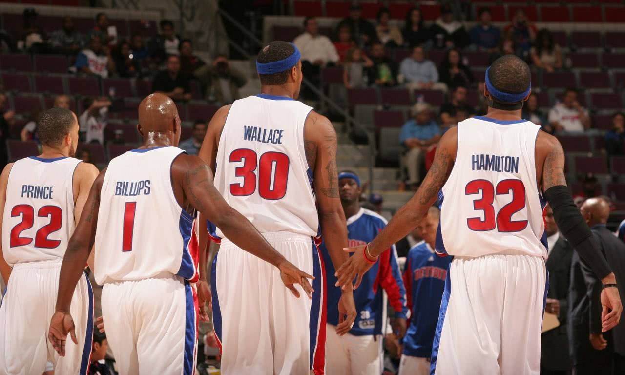 巴萨公布欧冠首发11人阵容迎战法兰克福（巴萨欧冠战法兰克福：首发11人名单出炉）