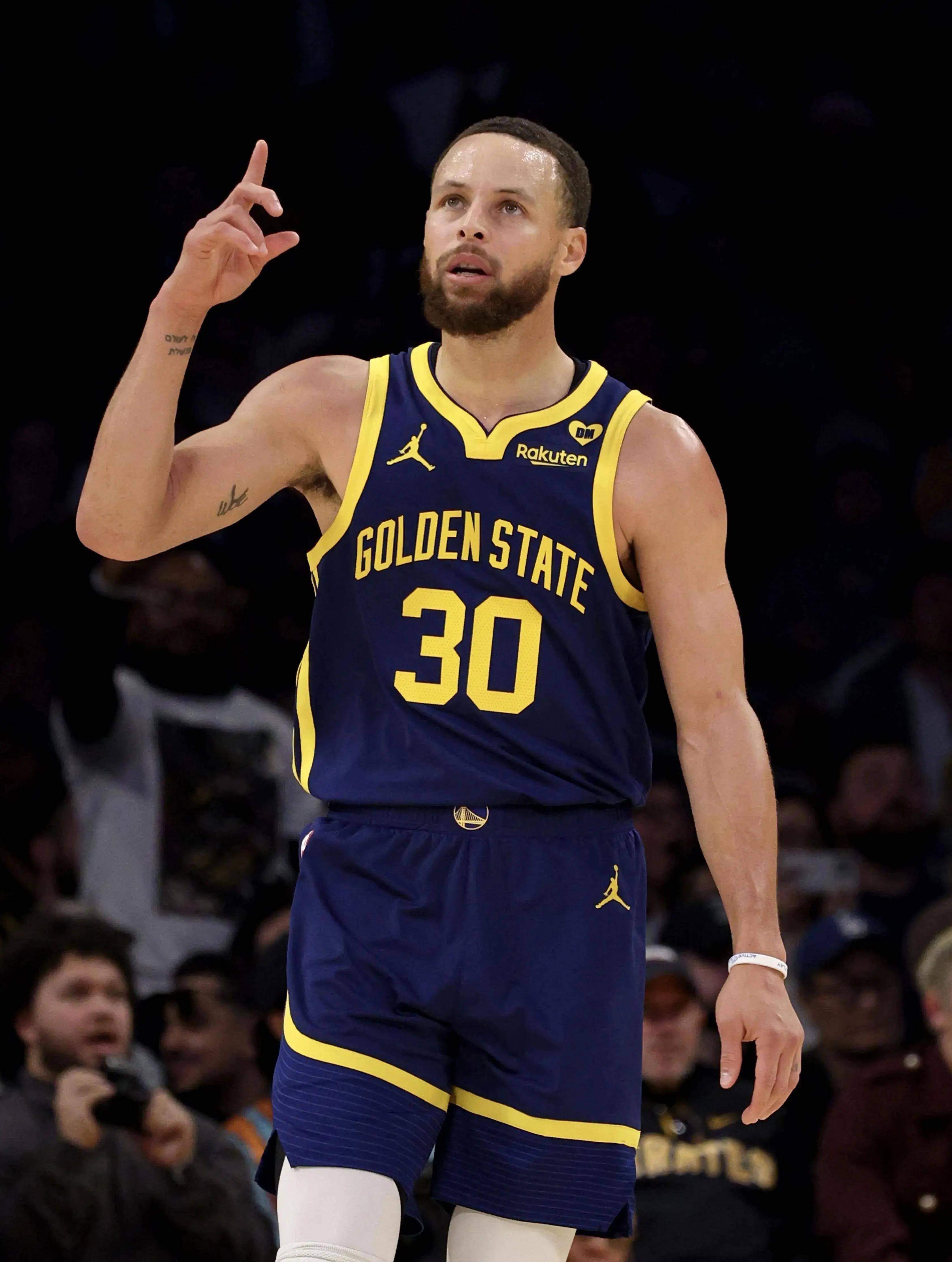 篮球NBA裁判再陷争议，两队抗议判罚（NBA判罚再掀风波，两队齐声抗议）